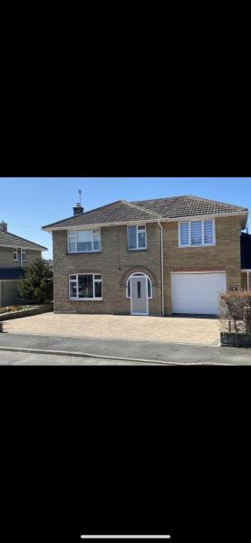 Sunny modern house in Weymouth with parking